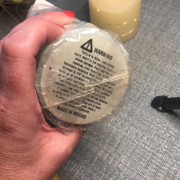 #65a NWOT Fresh Linen Scented Candle - Picture 9 of 13